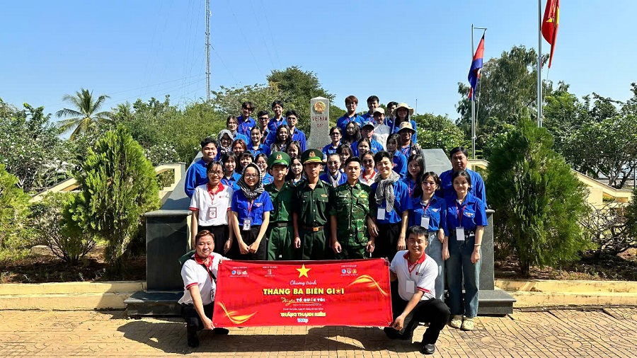 Tổ chức tuyên truyền tại các cột mốc biên giới Tổ chức tuyên truyền tại các cột mốc biên giới