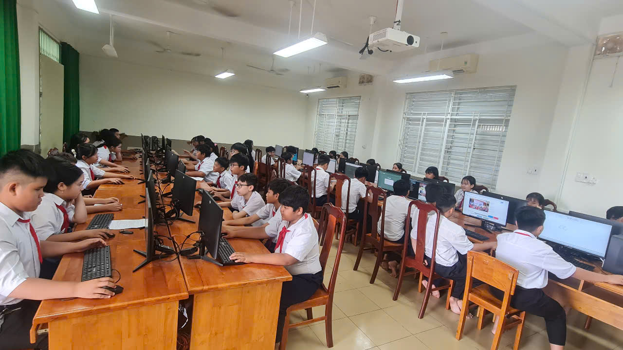 Các học sinh tham gia buổi động cuộc thi