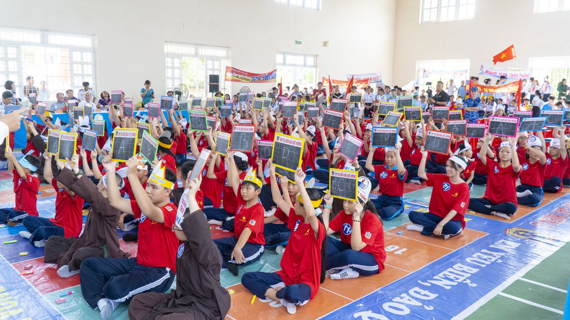 Thí sinh đua sức tranh tài theo hình thức Rung chuông vàng tại vòng chung kết cuộc thi Em yêu biển, đảo quê hương trên địa bàn TP.Bà Rịa năm 2024 Thí sinh đua sức tranh tài theo hình thức Rung chuông vàng tại vòng chung kết cuộc thi Em yêu biển, đảo quê hương trên địa bàn TP.Bà Rịa năm 2024