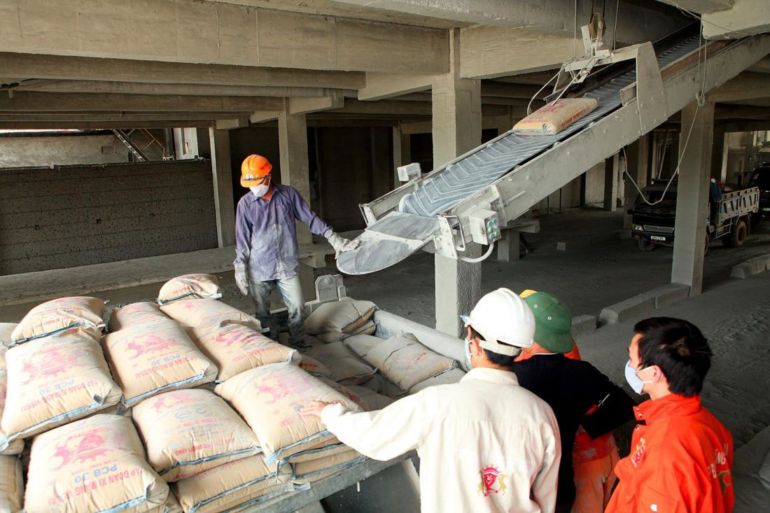 Ngành xi măng vẫn chưa giải quyết được bài toán cung - cầu. Ngành xi măng vẫn chưa giải quyết được bài toán cung - cầu.