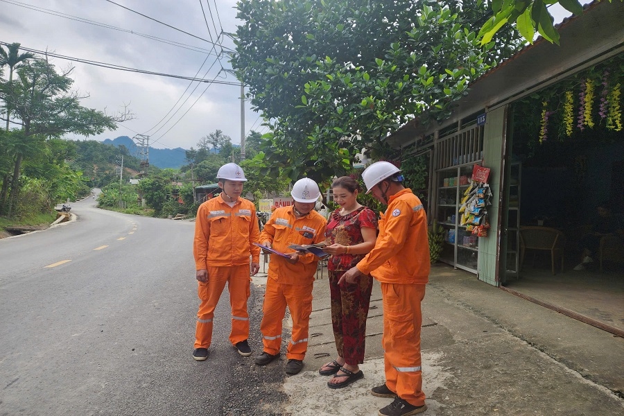 Công nhân Điện lực Na Hang tuyên truyền sử dụng điện an toàn, tiết kiệm cho người dân Công nhân Điện lực Na Hang tuyên truyền sử dụng điện an toàn, tiết kiệm cho người dân