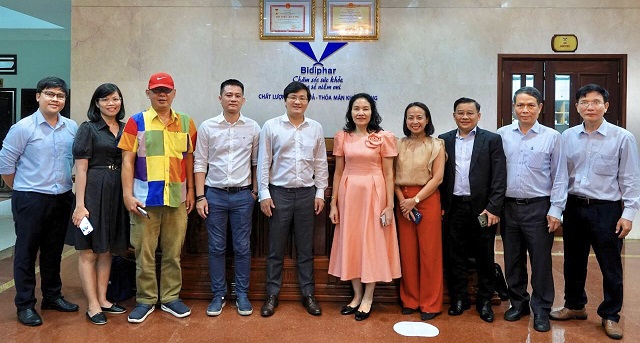 Lãnh đạo Bidiphar tiếp Đoàn công tác Buymed tại tiền sảnh của Công ty. Ảnh: Đình Phú Lãnh đạo Bidiphar tiếp Đoàn công tác Buymed tại tiền sảnh của Công ty. Ảnh: Đình Phú