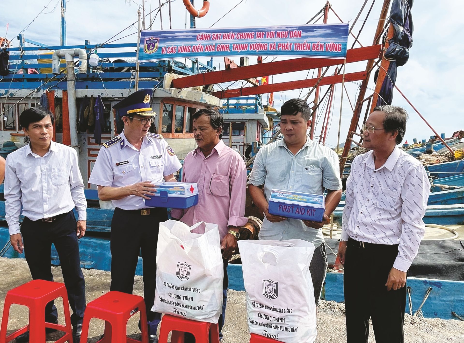 Thủ trưởng Bộ Tư lệnh Vùng Cảnh sát biển 3 và các cơ quan chức năng tặng túi thuốc và tuyên truyền IUU cho ngư dân tỉnh Bình Thuận Thủ trưởng Bộ Tư lệnh Vùng Cảnh sát biển 3 và các cơ quan chức năng tặng túi thuốc và tuyên truyền IUU cho ngư dân tỉnh Bình Thuận