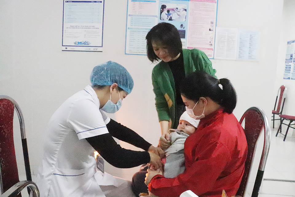 Nhân viên y tế tiêm vắc xin cho trẻ dưới 9 tháng tuổi tại Trạm Y tế Phú Diễn, quận Bắc Từ Liêm, Hà Nội. Ảnh: Thanh Bình Nhân viên y tế tiêm vắc xin cho trẻ dưới 9 tháng tuổi tại Trạm Y tế Phú Diễn, quận Bắc Từ Liêm, Hà Nội. Ảnh: Thanh Bình