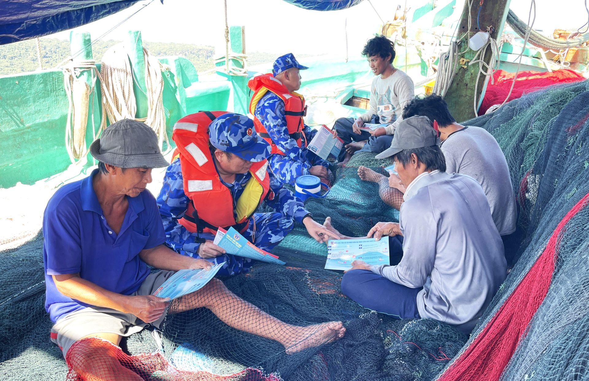 Tuyên truyền cho ngư dân trên biển Tuyên truyền cho ngư dân trên biển