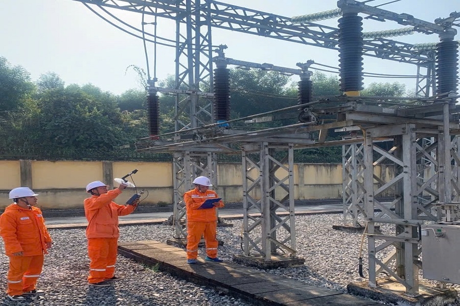 Công nhân Xí nghiệp lưới điện cao thế Tuyên Quang sử dụng camera nhiệt kiểm tra tại trạm 110kV Sơn Dương Công nhân Xí nghiệp lưới điện cao thế Tuyên Quang sử dụng camera nhiệt kiểm tra tại trạm 110kV Sơn Dương