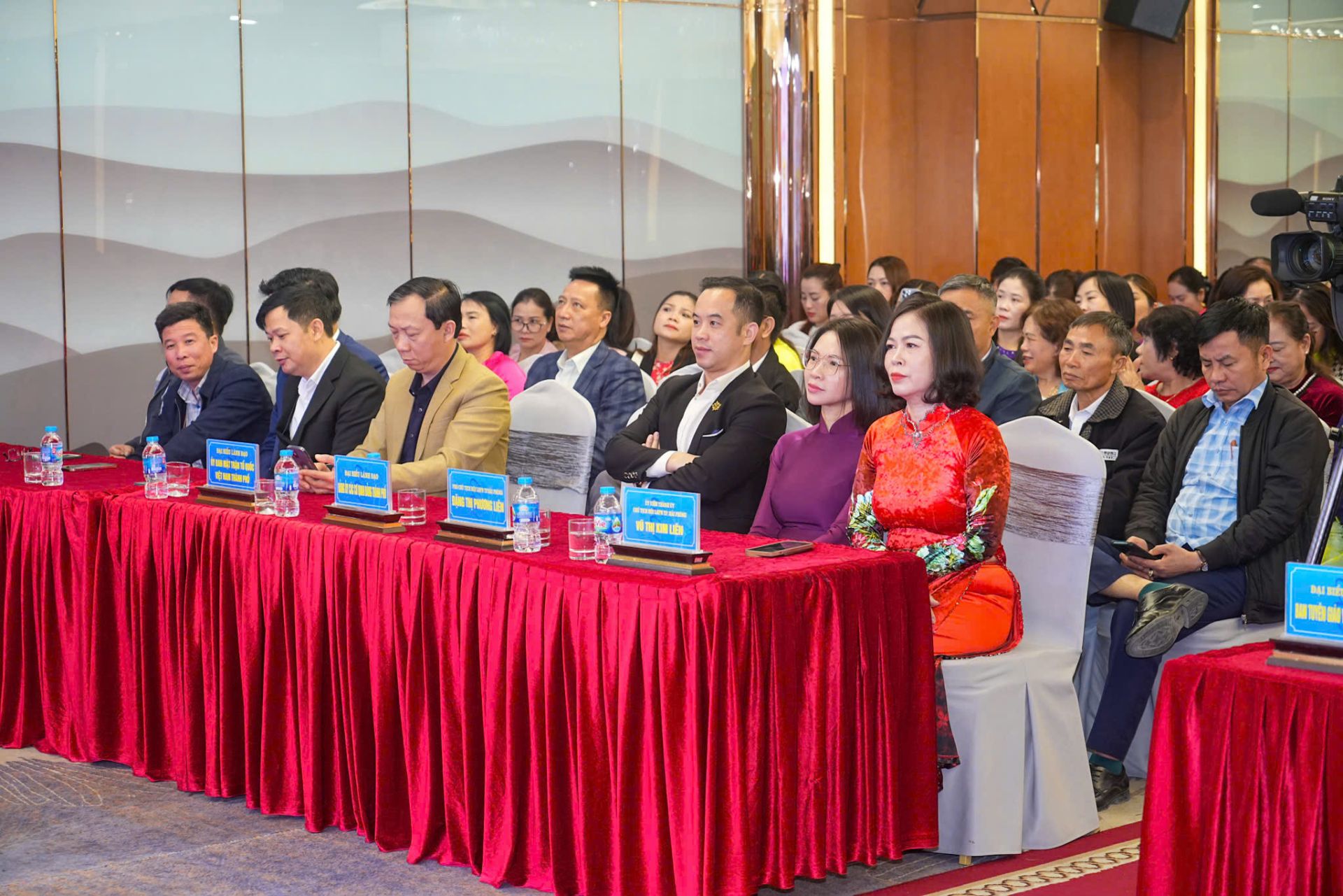Các đại biểu dự chương trình. Các đại biểu dự chương trình.