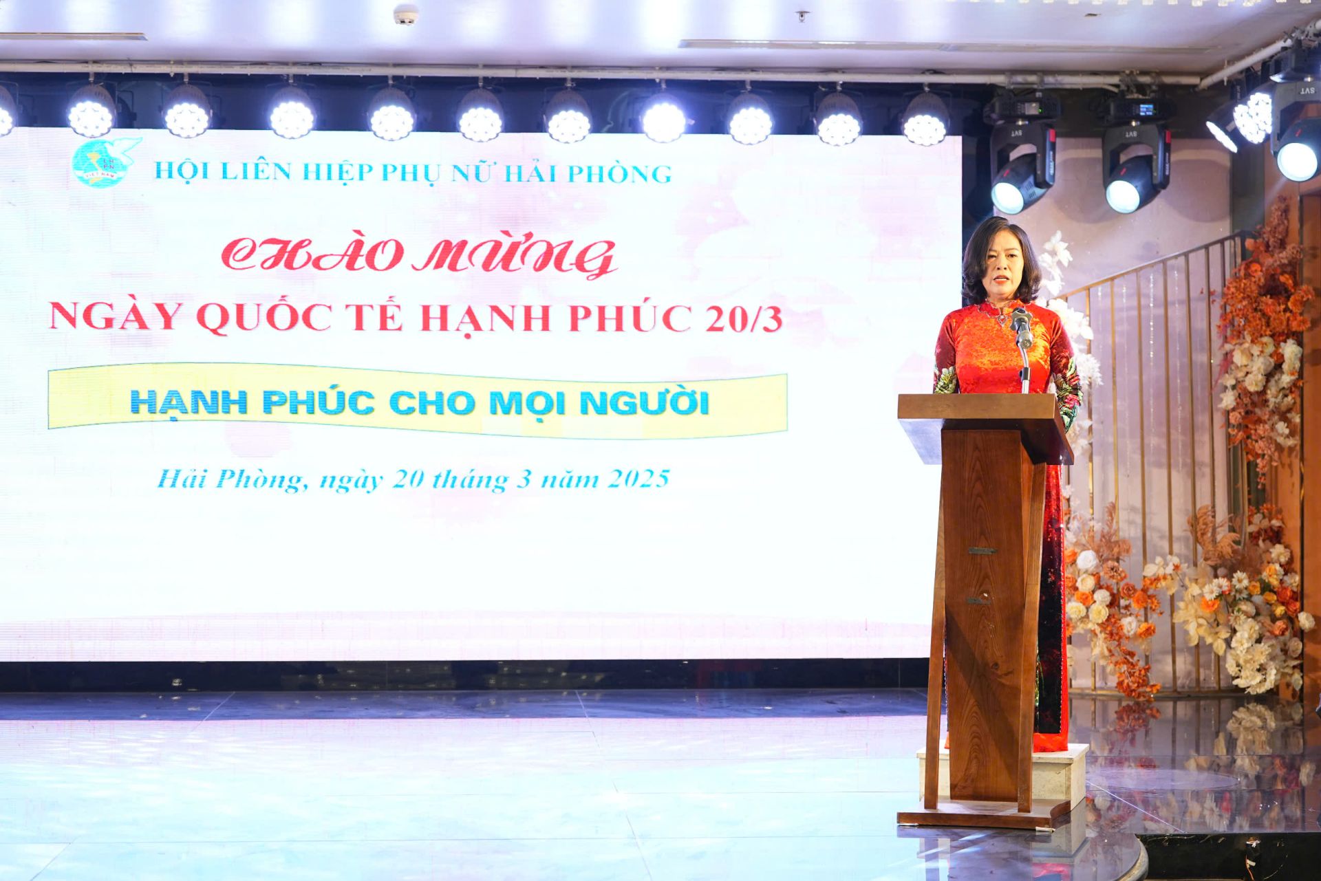 Chủ tịch Hội LHPN thành phố Vũ Thị Kim Liên phát biểu khai mạc chương trình. Chủ tịch Hội LHPN thành phố Vũ Thị Kim Liên phát biểu khai mạc chương trình.