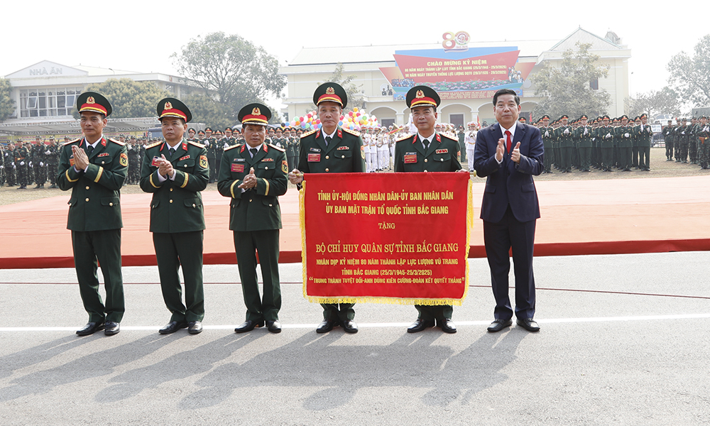 Bí thư Tỉnh ủy Bắc Giang Nguyễn Văn Gấu tặng Bức trướng của Tỉnh ủy, HĐND, UBND, Ủy ban MTTQ tỉnh Bắc Giang cho Bộ Chỉ huy quân sự tỉnh Bắc Giang.