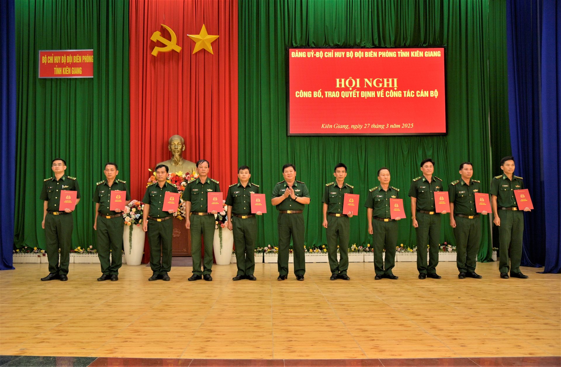 Đại tá Phạm Văn Thắng, phó Bí thư Đảng ủy, Chỉ huy trưởng Bộ đội Biên phòng tỉnh Kiên Giang trao quyết định cho cán bộ.
