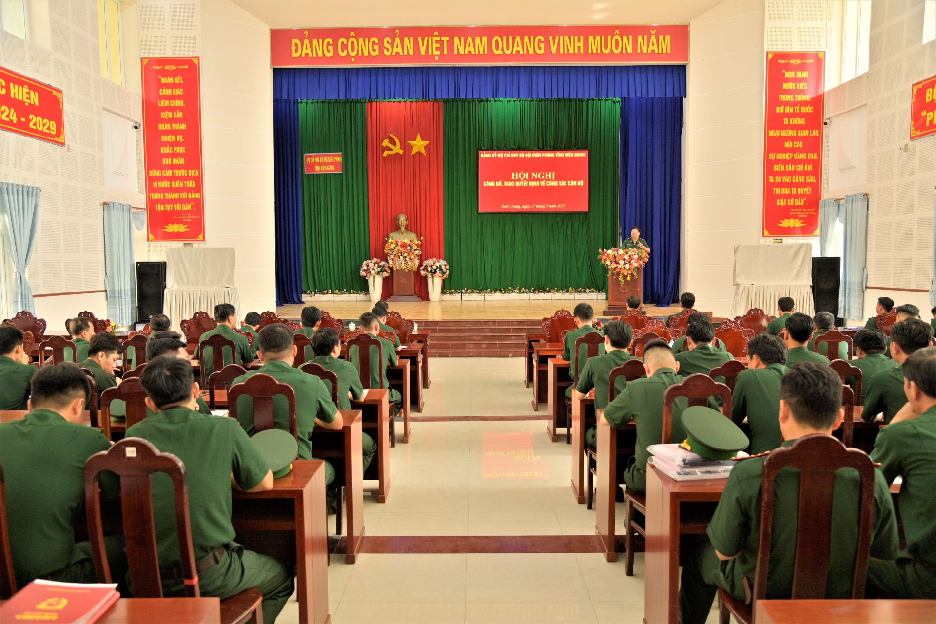Đại tá Phạm Văn Thắng, phó Bí thư Đảng ủy, Chỉ huy trưởng Bộ đội Biên phòng tỉnh Kiên Giang phát biểu căn dặn các sĩ quan.