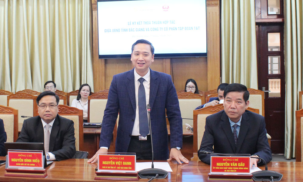 Đồng chí Nguyễn Việt Oanh báo cáo khái quát kết quả phát triển kinh tế của tỉnh.