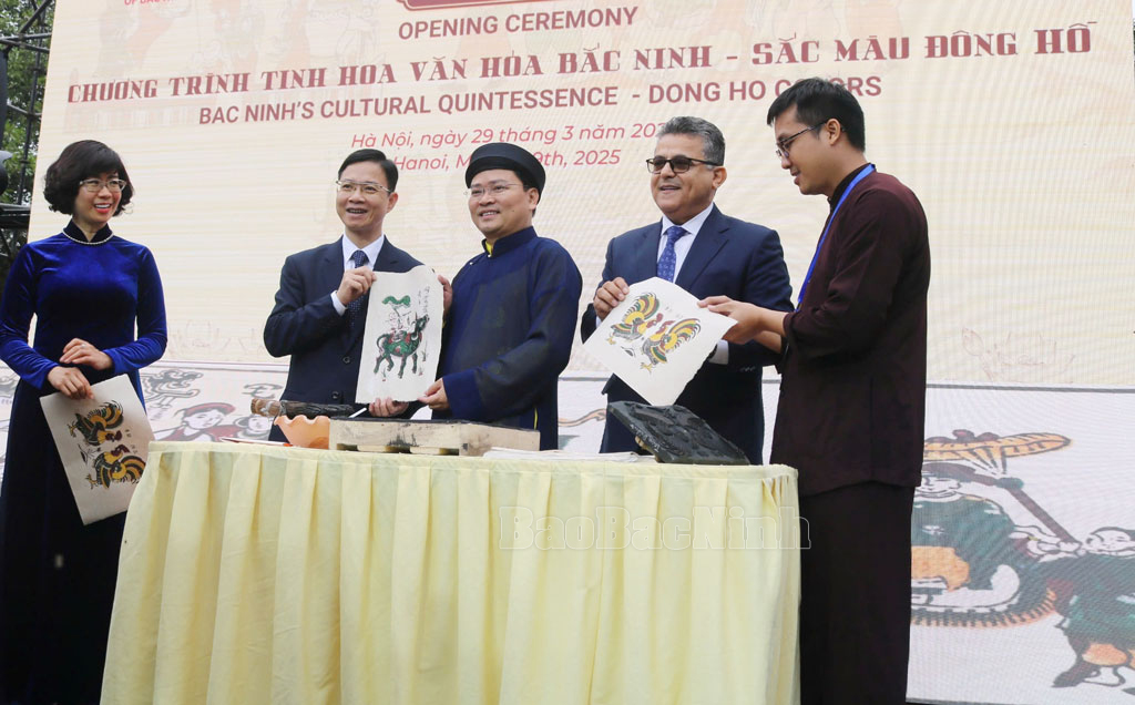 Bí thư Tỉnh ủy Nguyễn Anh Tuấn cùng các đại biểu trải nghiệm in tranh dân gian Đông Hồ Bí thư Tỉnh ủy Nguyễn Anh Tuấn cùng các đại biểu trải nghiệm in tranh dân gian Đông Hồ