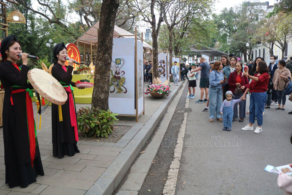 Các liền chị biểu diễn Dân ca Quan họ phục vụ nhân dân và du khách tại phố đi bộ Hồ Hoàn Kiếm (thành phố Hà Nội) Các liền chị biểu diễn Dân ca Quan họ phục vụ nhân dân và du khách tại phố đi bộ Hồ Hoàn Kiếm (thành phố Hà Nội)