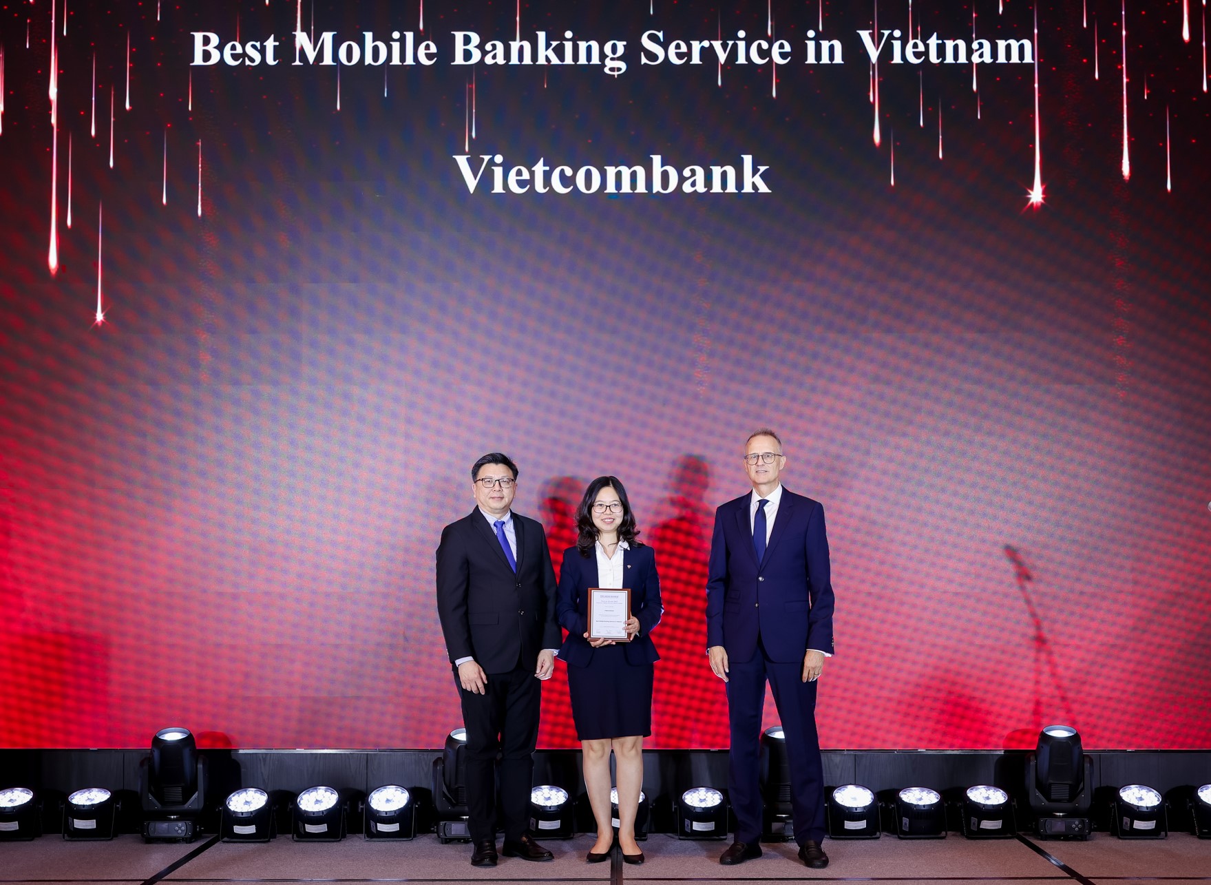 Bà Phạm Châu Loan - Phó Trưởng phòng Phát triển Kênh số & Đối tác đại diện Vietcombank nhận giải Ứng dụng Ngân hàng số tốt nhất Việt Nam 2025