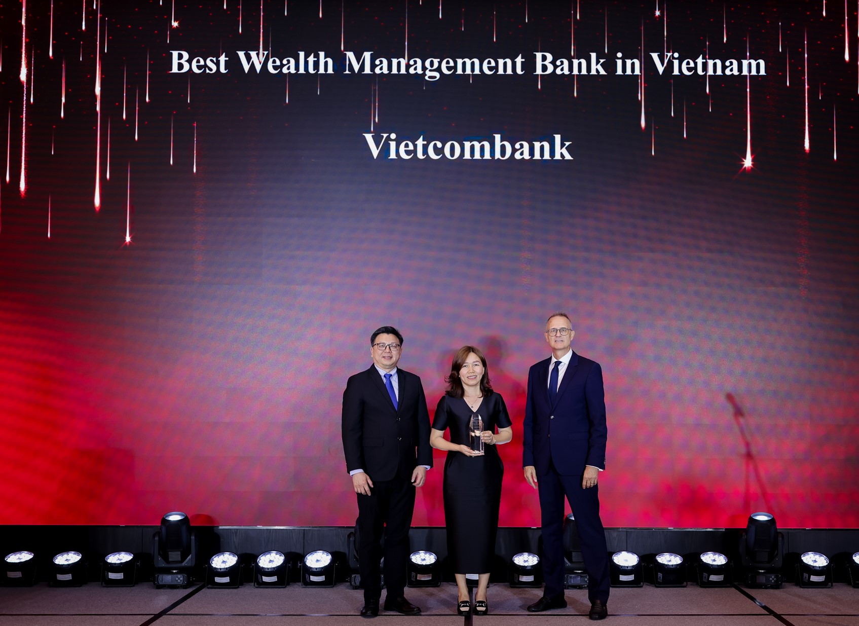 Bà Đặng Thị Huyền - Phó Trưởng phòng Phát triển Sản phẩm Bán lẻ đại diện Vietcombank nhận giải Ngân hàng có Dịch vụ quản lý tài sản tốt nhất Việt Nam 2025
