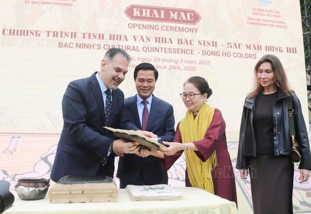 Phó Chủ tịch UBND tỉnh Bắc Ninh Lê Xuân Lợi cùng các đại sứ trải nghiệm in tranh dân gian Đông Hồ Phó Chủ tịch UBND tỉnh Bắc Ninh Lê Xuân Lợi cùng các đại sứ trải nghiệm in tranh dân gian Đông Hồ
