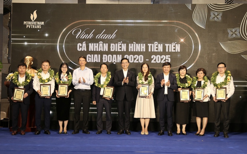 Đại diện lãnh đạo Petrovietnam, ông Trần Quang Dũng - Phó Bí thư thường trực Đảng ủy Tập đoàn, ông Trần Hồng Nam - Thành viên HĐTV Tập đoàn và ông Phạm Việt Anh - Chủ tịch HĐQT PVTrans trao biểu trưng vinh danh các cá nhân điển hình tiên tiến giai đoạn 2020-2025