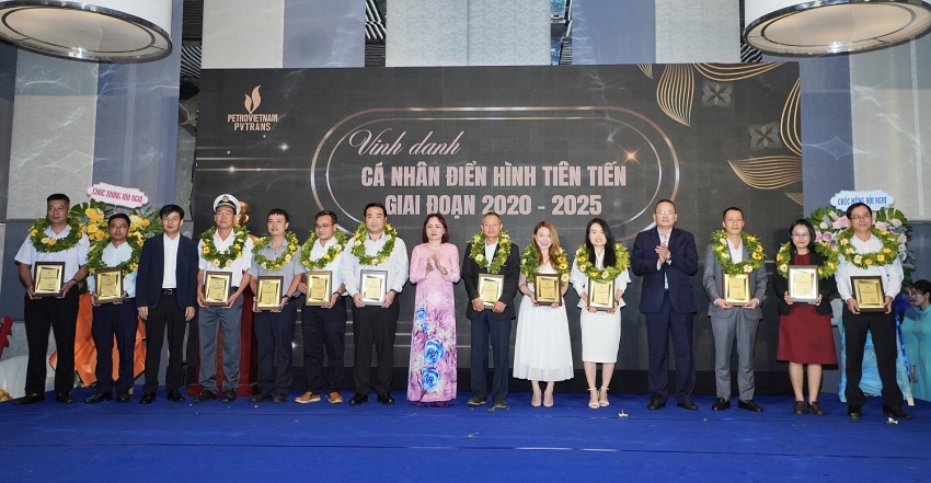 Bà Nghiêm Thùy Lan - Chủ tịch Công đoàn Dầu khí Việt Nam, ông Nguyễn Duyên Hiếu - Tổng Giám đốc PVTrans và ông Nguyễn Quốc Thịnh - Phó Tổng Giám đốc PVTrans trao biểu trưng vinh danh các cá nhân điển hình tiên tiến giai đoạn 2020-2025