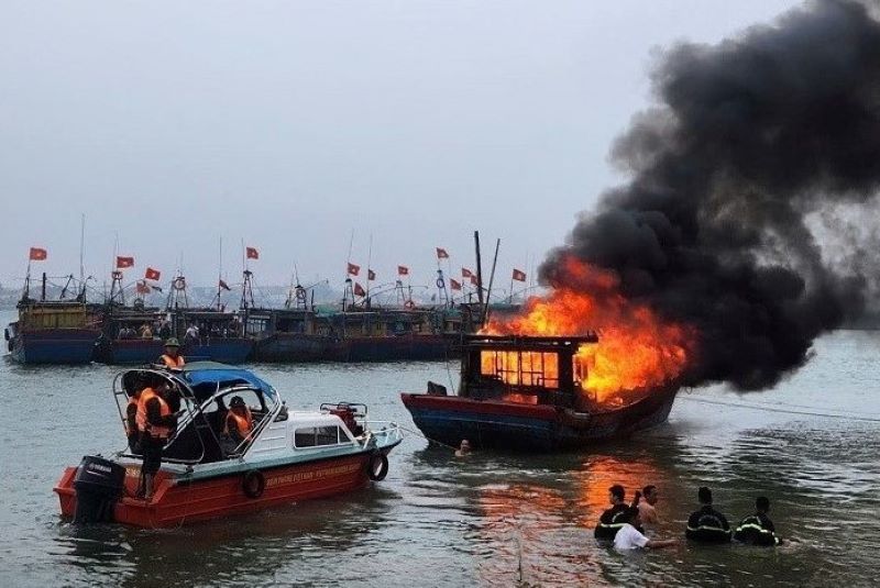 Tàu đang neo đậu trên sông Nhật Lệ thì bất ngờ bốc cháy dữ dội. Tàu đang neo đậu trên sông Nhật Lệ thì bất ngờ bốc cháy dữ dội.