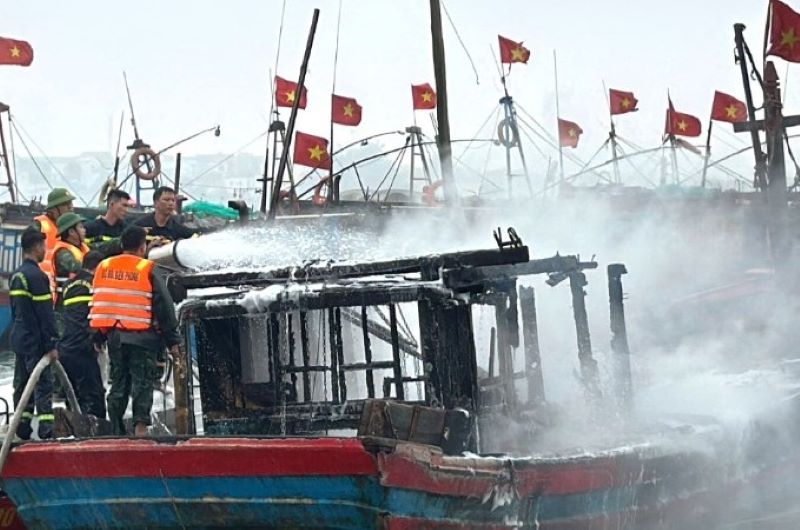 Nhiều tài sản và phần trên thân tàu bị thiêu rụi.