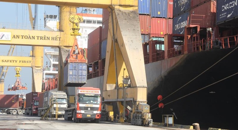 Xếp dỡ h&agrave;ng h&oacute;a container tại Cảng Quốc tế Nghi Sơn. Ảnh: Minh Hằng