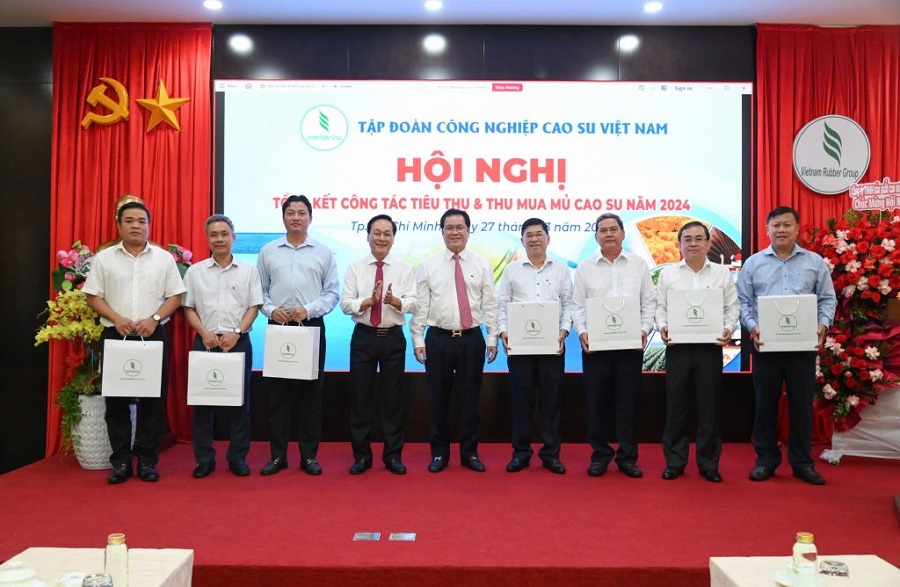 Lãnh đạo VRG tặng quà lưu niệm cho các công ty Lãnh đạo VRG tặng quà lưu niệm cho các công ty