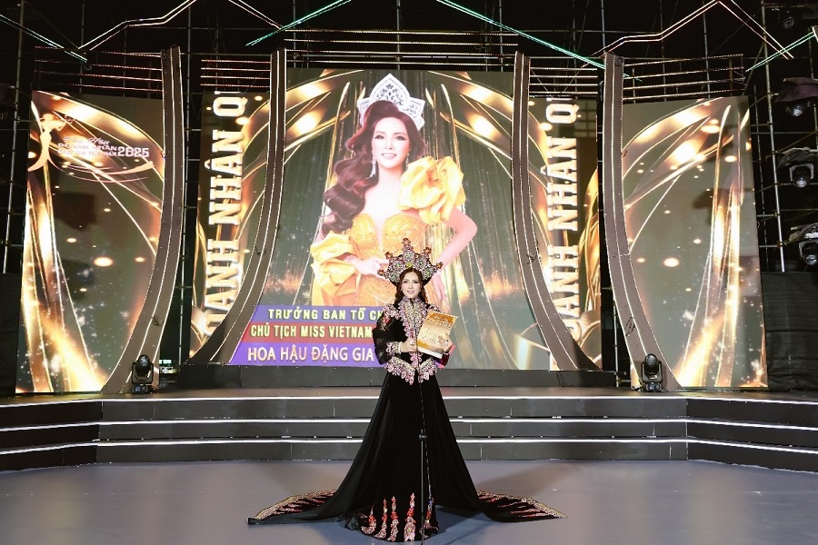 Chủ tịch Hoa hậu Đặng Gia Bena phát biểu mở màn đêm chung kết Chủ tịch Hoa hậu Đặng Gia Bena phát biểu mở màn đêm chung kết