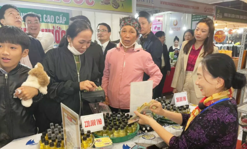 Người dân tham quan mua sắm tại Hội chợ Xuân Ất Tỵ Quảng Bình năm 2025. Người dân tham quan mua sắm tại Hội chợ Xuân Ất Tỵ Quảng Bình năm 2025.