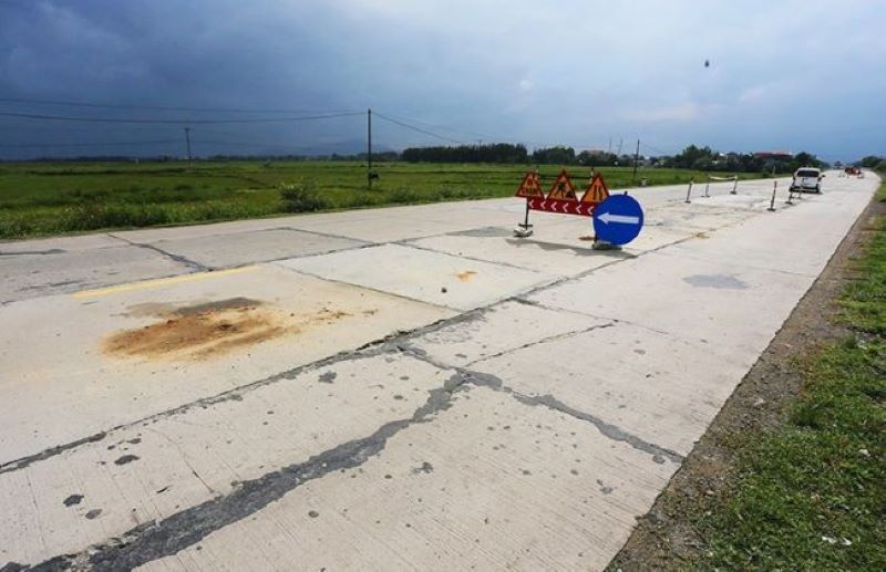 Nhiều vị trí trên tuyến Quốc lộ 1 đoạn qua Khu kinh tế Vũng Áng và thị xã Kỳ Anh đã xuống cấp và hư hỏng nặng. Nhiều vị trí trên tuyến Quốc lộ 1 đoạn qua Khu kinh tế Vũng Áng và thị xã Kỳ Anh đã xuống cấp và hư hỏng nặng.