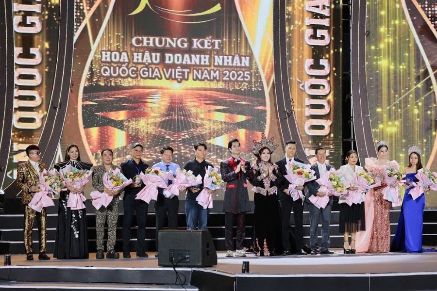 Các nhà tài trợ nhận hoa và kỷ niệm chương từ Ban tổ chức cuộc thi Các nhà tài trợ nhận hoa và kỷ niệm chương từ Ban tổ chức cuộc thi