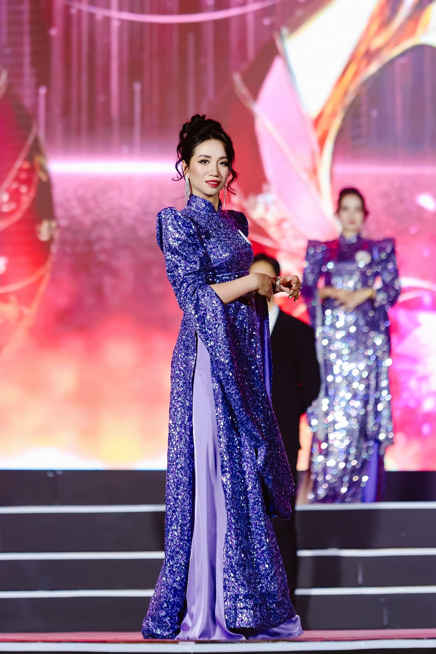 Nữ doanh nhân Thu Thuỷ duyên dáng, kiều diễm trong phần thi trang phục áo dài của Tony Phạm Nữ doanh nhân Thu Thuỷ duyên dáng, kiều diễm trong phần thi trang phục áo dài của Tony Phạm