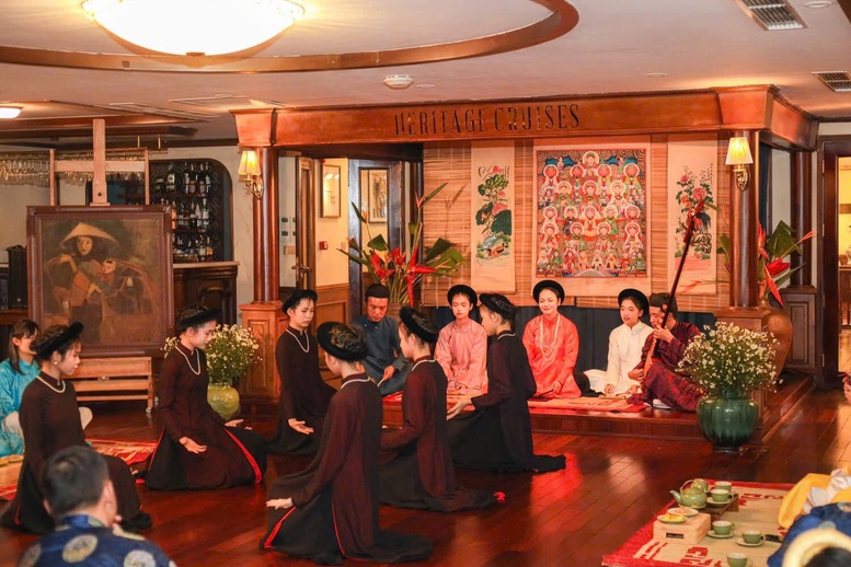 Du khách quốc tế tận hưởng hành trình du thuyền cao cấp, hòa mình vào không gian văn hóa độc đáo, lắng đọng cùng những thanh âm tinh tế của ca trù, hát văn, hát quan họ - Ảnh: VGP.