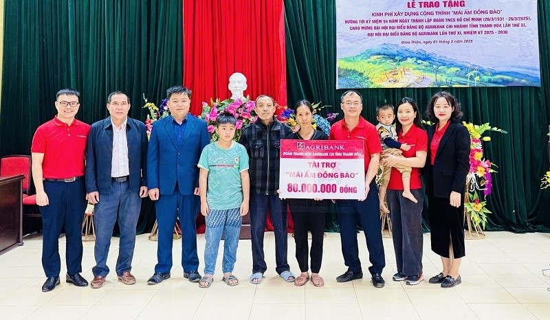 Đoàn thanh niên Agribank Thanh Hoá trao tặng số tiền 80 triệu đồng hỗ trợ xây dựng nhà tình nghĩa cho gia đình bà Hứa Thị Nhâm ở xã Giao Thiện (Lang Chánh).