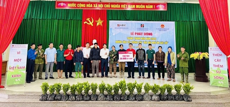 Đoàn thanh niên Agribank Thanh Hoá trao cây keo giống cho người dân huyện Lang Chánh.