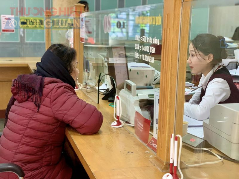 Khách hàng giao dịch tại ngân hàng Agribank chi nhánh tỉnh Thanh Hóa.