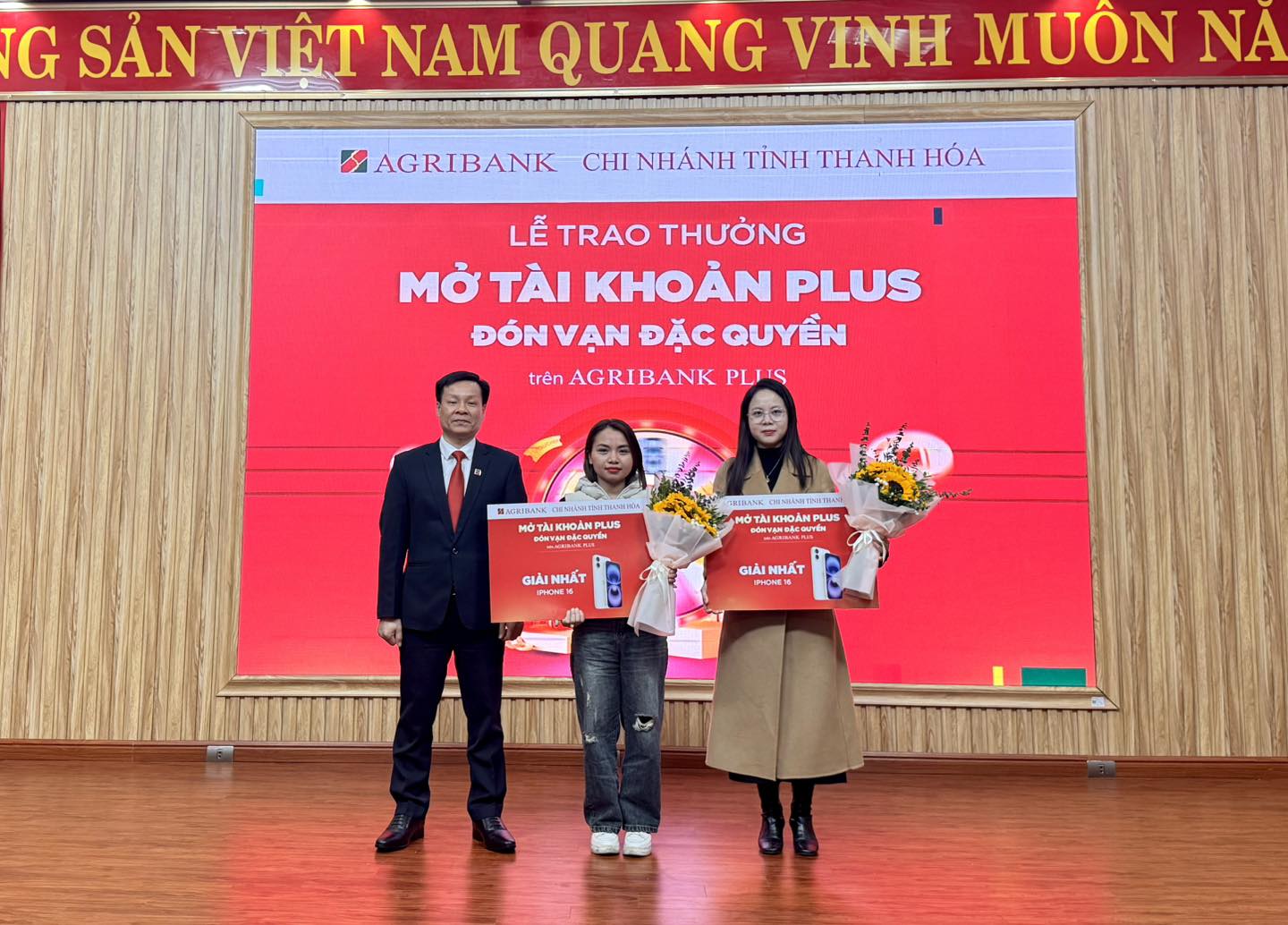 Agribank Chi nhánh tỉnh Thanh Hoá đã tổ chức lễ trao giải chương trình khuyến mãi “Mở tài khoản Plus, Đón vạn đặc quyền” cho các khách hàng may mắn trúng thưởng