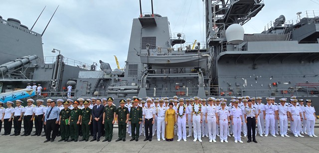 Các đại biểu chụp hình lưu niệm tại buổi đón tàu huấn luyện Suzunami