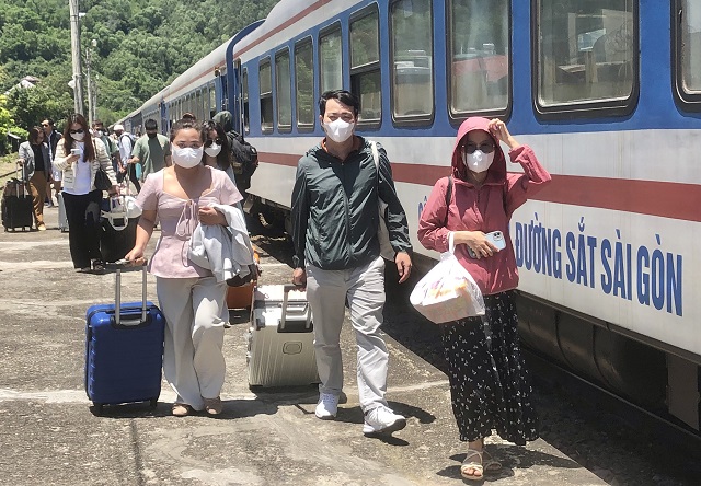 Thởi gian gần đây, tỉnh Bình Định đã tổ chức có hiệu quả một số tour du lịch bằng tàu hoả. Trong ảnh: Du khách TP Hồ Chí Minh xuống ga Quy Nhơn. Ảnh: Viết Hiền