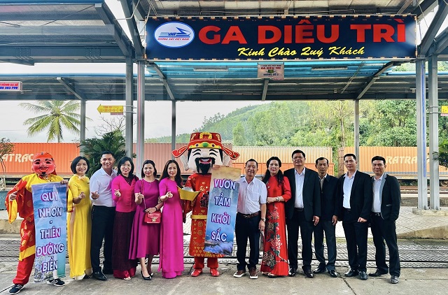 Ngành VHTT&DL Bình Định đón du khách tại ga Diêu Trì. Ảnh: VH