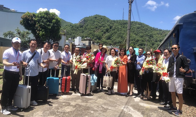 Lãnh đạo Sở VH-TT&DL đón du khách tại ga Quy Nhơn. Ảnh: VH