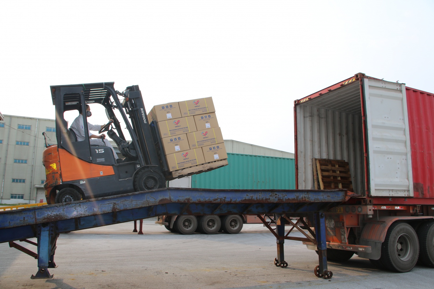 Sản phẩm sợi do VNPoly sản xuất được chuyển lên container để vận chuyển đến các khách hàng Sản phẩm sợi do VNPoly sản xuất được chuyển lên container để vận chuyển đến các khách hàng
