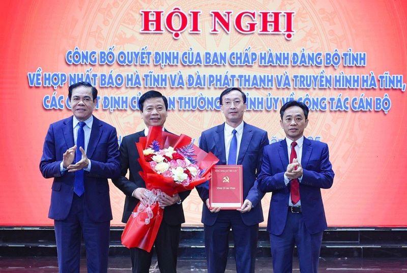 Phó Bí thư Thường trực Tỉnh ủy Trần Thế Dũng - Chủ tịch UBND tỉnh Võ Trọng Hải trao quyết định hợp nhất Báo Hà Tĩnh và Đài PT&TH Hà Tĩnh thành Báo Hà Tĩnh.