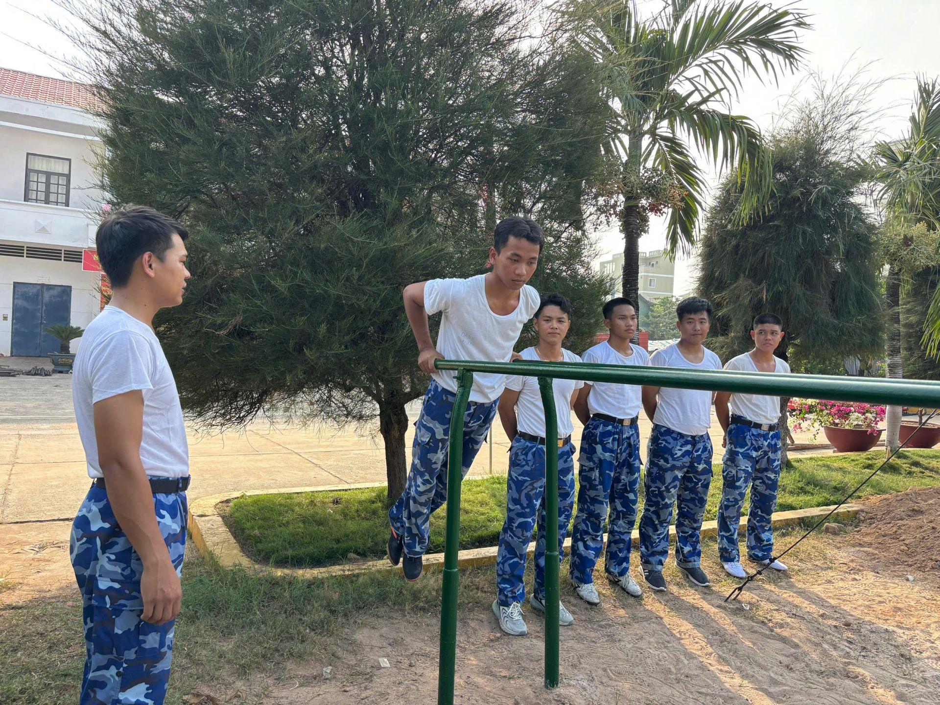 Bộ đội tổ chức luyện tập chống đẩy xà kép vào các giờ ngoại khóa Bộ đội tổ chức luyện tập chống đẩy xà kép vào các giờ ngoại khóa