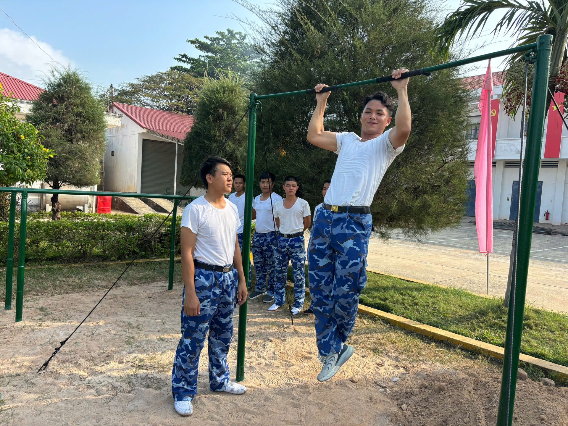 Co tay xà đơn là một trong các nội dung được nhiều cán bộ, chiến sĩ yêu thích Co tay xà đơn là một trong các nội dung được nhiều cán bộ, chiến sĩ yêu thích