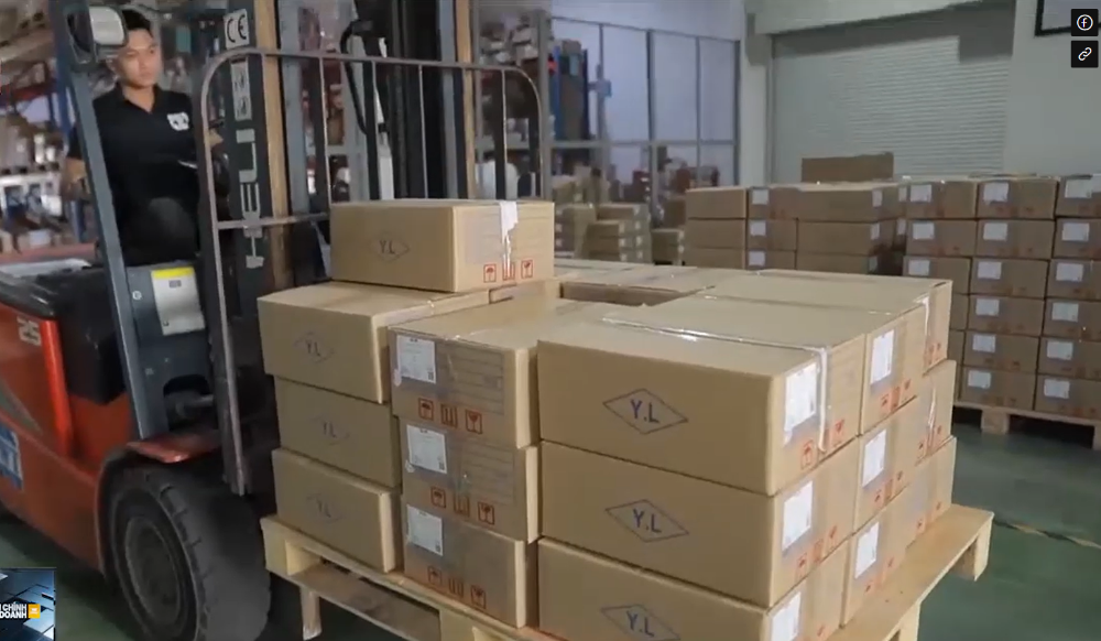 Một doanh nghiệp trong KCN Quang Minh đã chủ động chuyển đổi toàn bộ xe nâng cũ sang dòng xe chạy điện để “xanh hóa” theo yêu cầu của đối tác Một doanh nghiệp trong KCN Quang Minh đã chủ động chuyển đổi toàn bộ xe nâng cũ sang dòng xe chạy điện để “xanh hóa” theo yêu cầu của đối tác