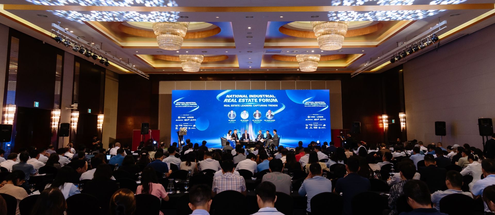 Hơn 300 doanh nghiệp trong và ngoài nước đã tham dự chương trình để thảo luận những vấn đề thu hút đầu tư, dòng vốn cho lĩnh vực bất động sản công nghiệp Hơn 300 doanh nghiệp trong và ngoài nước đã tham dự chương trình để thảo luận những vấn đề thu hút đầu tư, dòng vốn cho lĩnh vực bất động sản công nghiệp