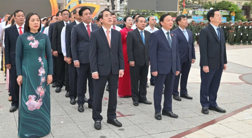 Lãnh đạo Trung ương và tỉnh Khánh Hòa tham dự lễ thượng cờ. Lãnh đạo Trung ương và tỉnh Khánh Hòa tham dự lễ thượng cờ.