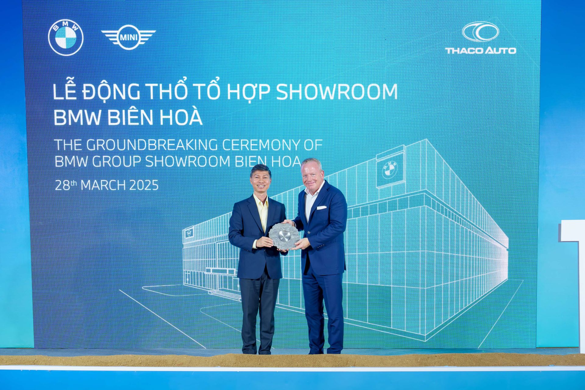 Lãnh đạo THACO AUTO trao quà lưu niệm cho ông Jean-Philippe Parain – Phó Chủ tịch cấp cao BMW Châu Á - Thái Bình Dương
