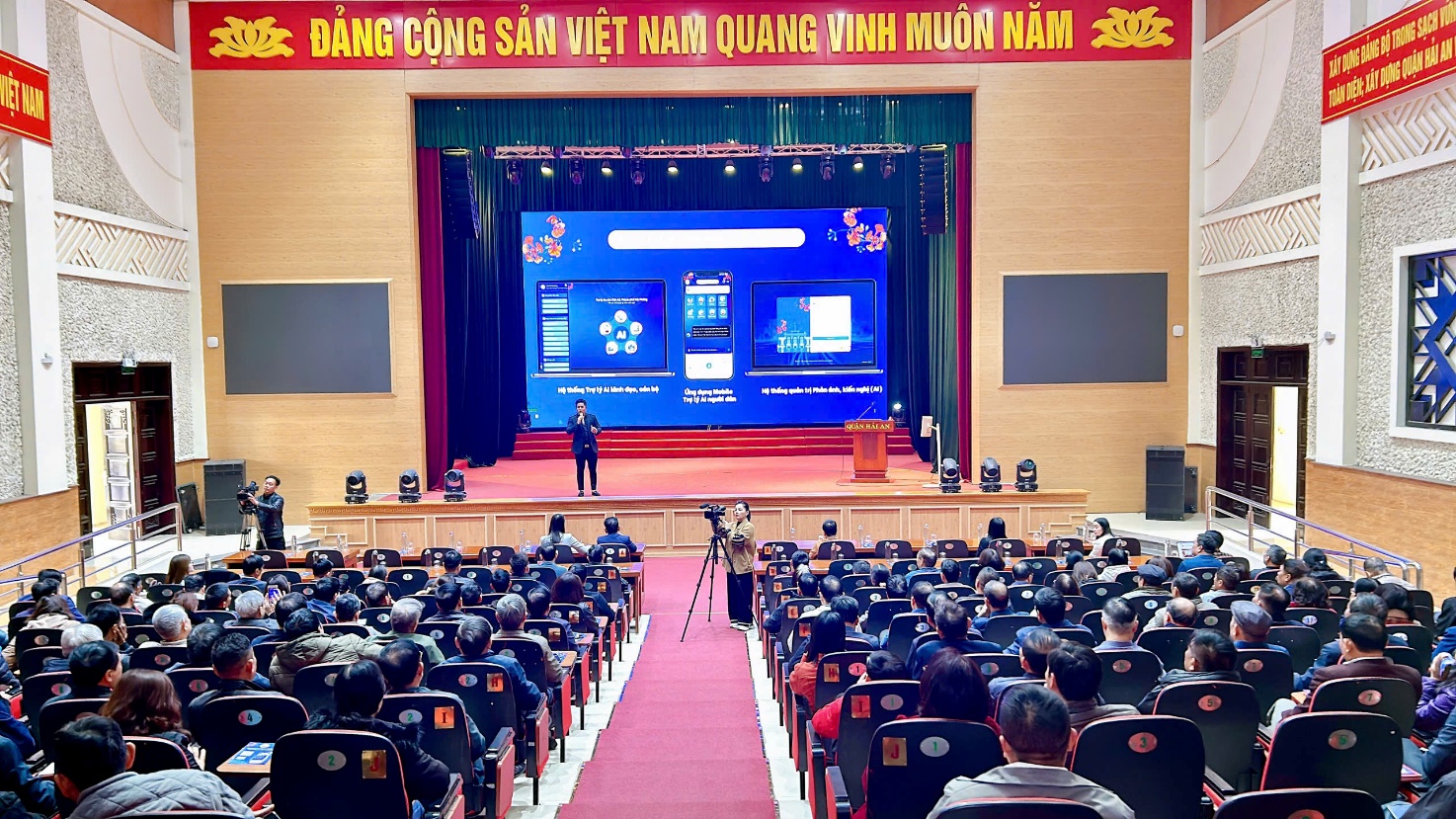 Đại diện Công ty Cổ phần Công nghệ HeyU giới thiệu về nền tảng trí tuệ nhân tạo AI tại UBND quận Hải An. Đại diện Công ty Cổ phần Công nghệ HeyU giới thiệu về nền tảng trí tuệ nhân tạo AI tại UBND quận Hải An.